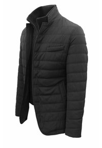 Giacca nera imbottita con colletto alto, zip frontale e tasca sul petto. Presenta una texture liscia e una vestibilità su misura con cuciture orizzontali.