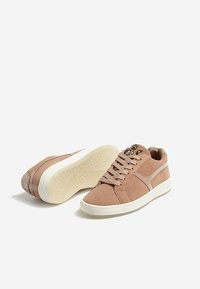Hellbraune Wildledersneaker mit Schnürdesign, strukturierten Oberflächen, kontrastierender cremefarbener Gummisohle und gestickten Akzenten.