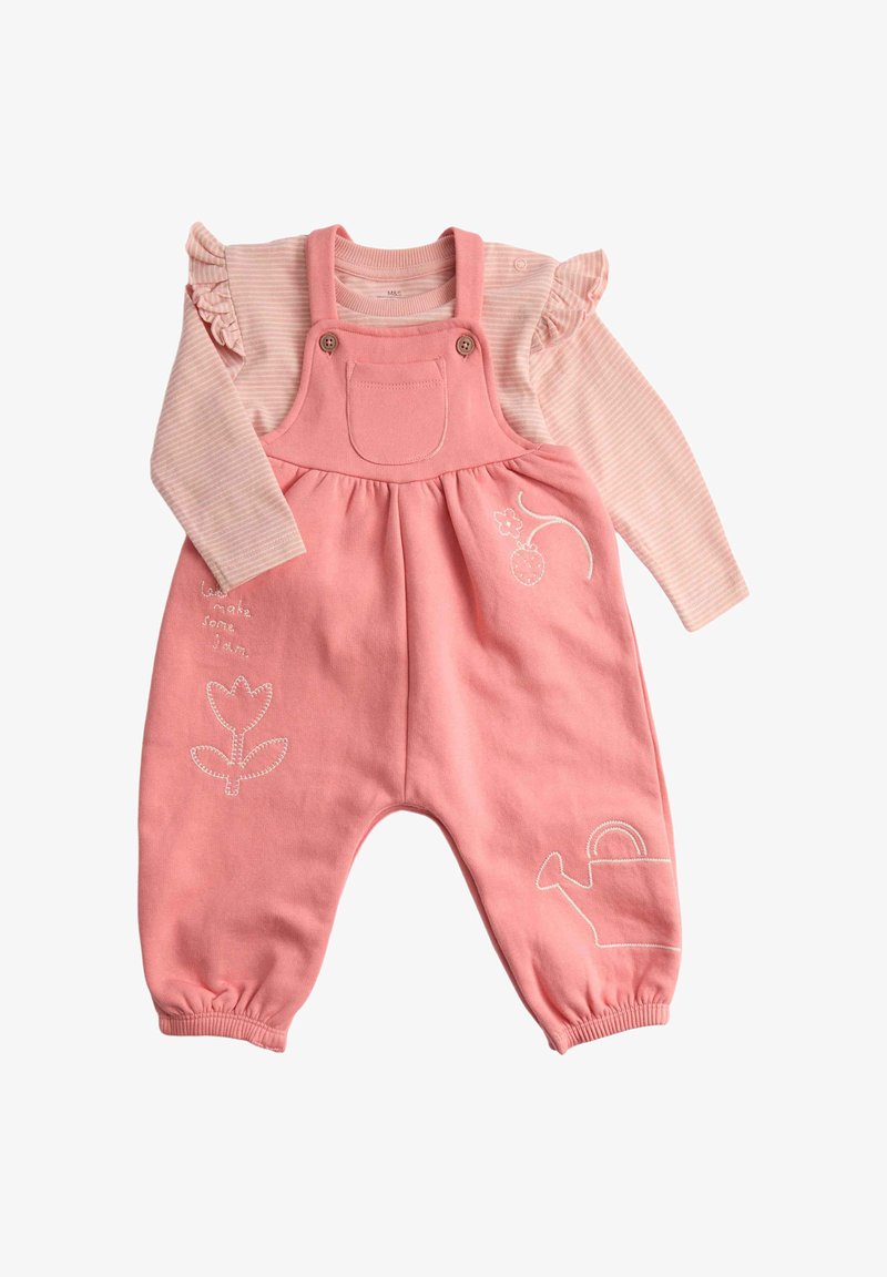 Różowy bawełniany kombinezon z falbaniastą bluzką w paski z długim rękawem pod spodem. Posiada haftowane kwiaty, konewkę i przednią kieszeń.