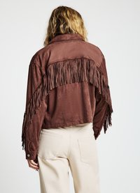 Veste en daim marron au design court, avec des franges longues à l'arrière et sur les manches. Fermeture par boutons aux poignets.