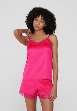 Conjunto de pijama de seda en color rosa que incluye una camiseta con tirantes trimada en encaje y pantalones cortos. La tela tiene una textura suave, con delicados acentos de encaje en los bordes.