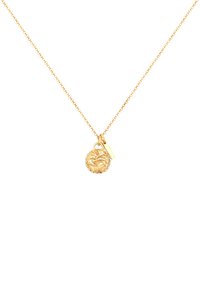 Guldkæde med en rund medaljon med et præget design og en lille rektangulær charm fastgjort. Kæden har fine led.