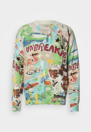 Suéter de punto con estampado abstracto multicolor y la palabra "UNBREAKABLE" en rojo, cuello redondo, puños y dobladillo acanalados. Textura suave.