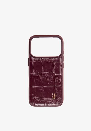 Funda de teléfono burdeos oscuro con patrón de cocodrilo texturizado y logo dorado "Ideal of Sweden" sobre fondo blanco.