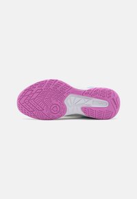 Semelle de chaussure en blanc et rose avec du caoutchouc texturé. Présente un motif en chevrons et un logo, conçue pour l'adhérence et un usage non marquant.