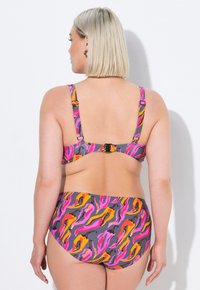 Bikini multicolore con base grigia, caratterizzato da motivi astratti in rosa, arancione e nero, con spalline regolabili e gancio sul retro.