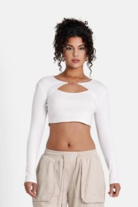 Witte, cropped, lange mouwen top met een cirkelvormige uitsnijding in het midden, gemaakt van een geribbeld materiaal. Glad, nauwsluitend textuur.