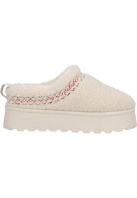 Zapato slip-on de crema difusa con parte superior texturizada, que presenta acentos de costura en rojo y negro y una gruesa suela de plataforma blanca.