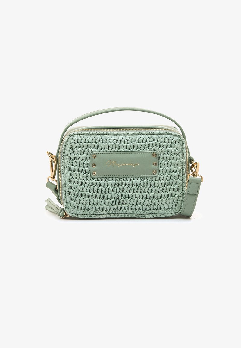 Bolso bandolera verde menta con un diseño tejido texturizado, detalles de herrajes dorados, cierre de cremallera y una pequeña placa con el logo en el frente.