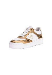 Sneakers bianchi e dorati con una finitura metallica, dotati di una spessa suola bianca e un logo triangolare sul lato. Design con lacci e texture liscia.