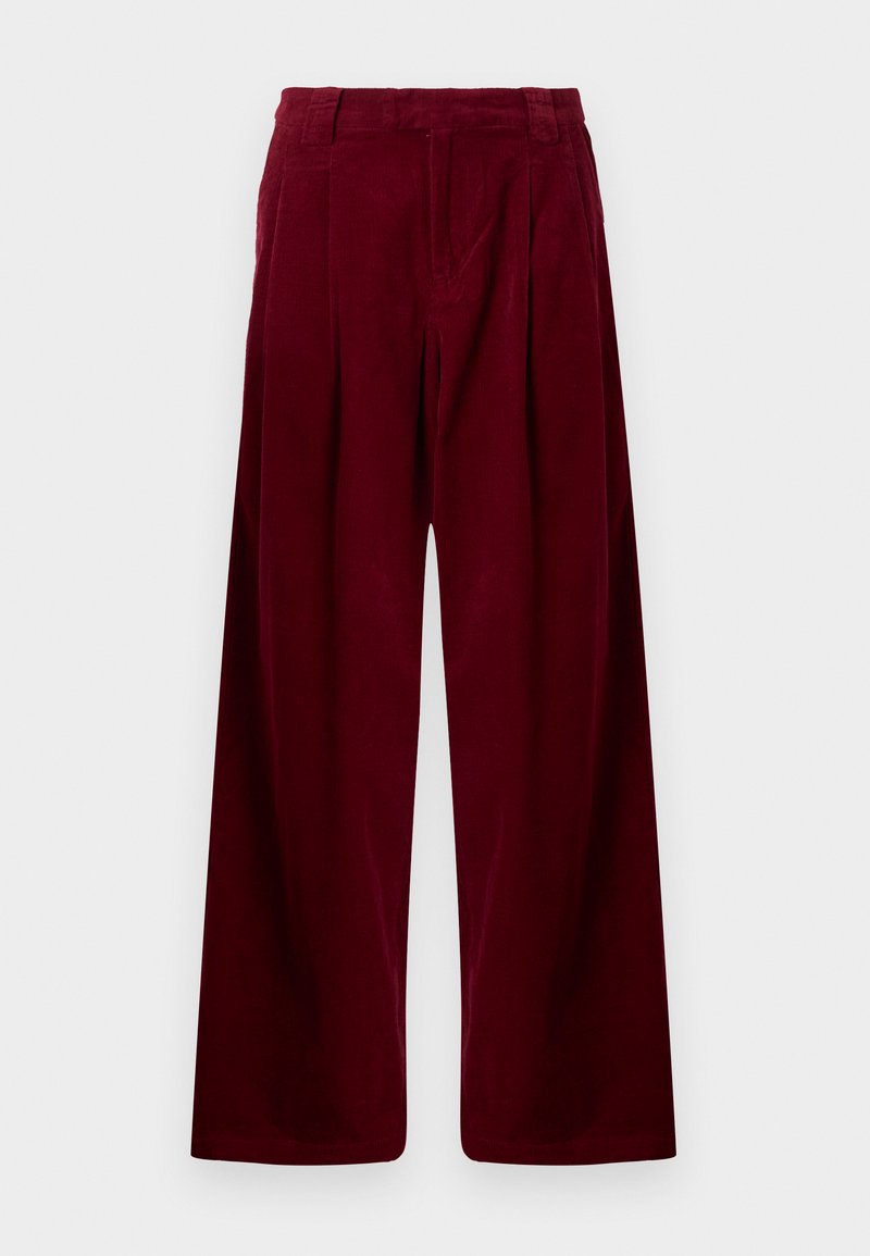 Pantaloni in velluto a coste bordeaux con taglio a gamba larga, dotati di pieghe frontali e una texture liscia. Nessun hardware o motivo visibile.