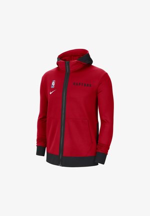 Sweat à capuche rouge zippé avec poignets et ourlet noirs, texte noir "Raptors", logo NBA et virgule blanche Nike sur le devant.