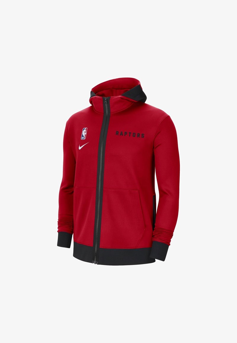 Sweat à capuche rouge zippé avec poignets et ourlet noirs, texte noir "Raptors", logo NBA et virgule blanche Nike sur le devant.