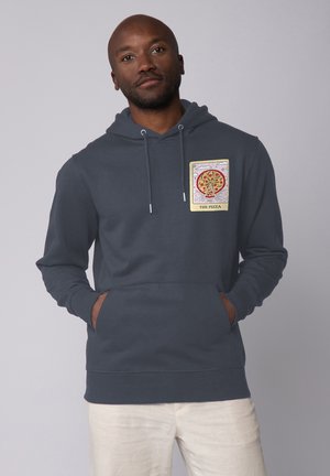 Navyblaues Kapuzenshirt mit einer Fronttasche, versehen mit einem Pizzapatch auf der linken Brust, verstellbaren Kordeln und einer weichen Stofftextur.