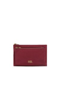 Funda de nailon burdeos con cremalleras en tono dorado, que presenta un bolsillo plano en la parte frontal y el logotipo de la marca en relieve en el frente. Textura suave.