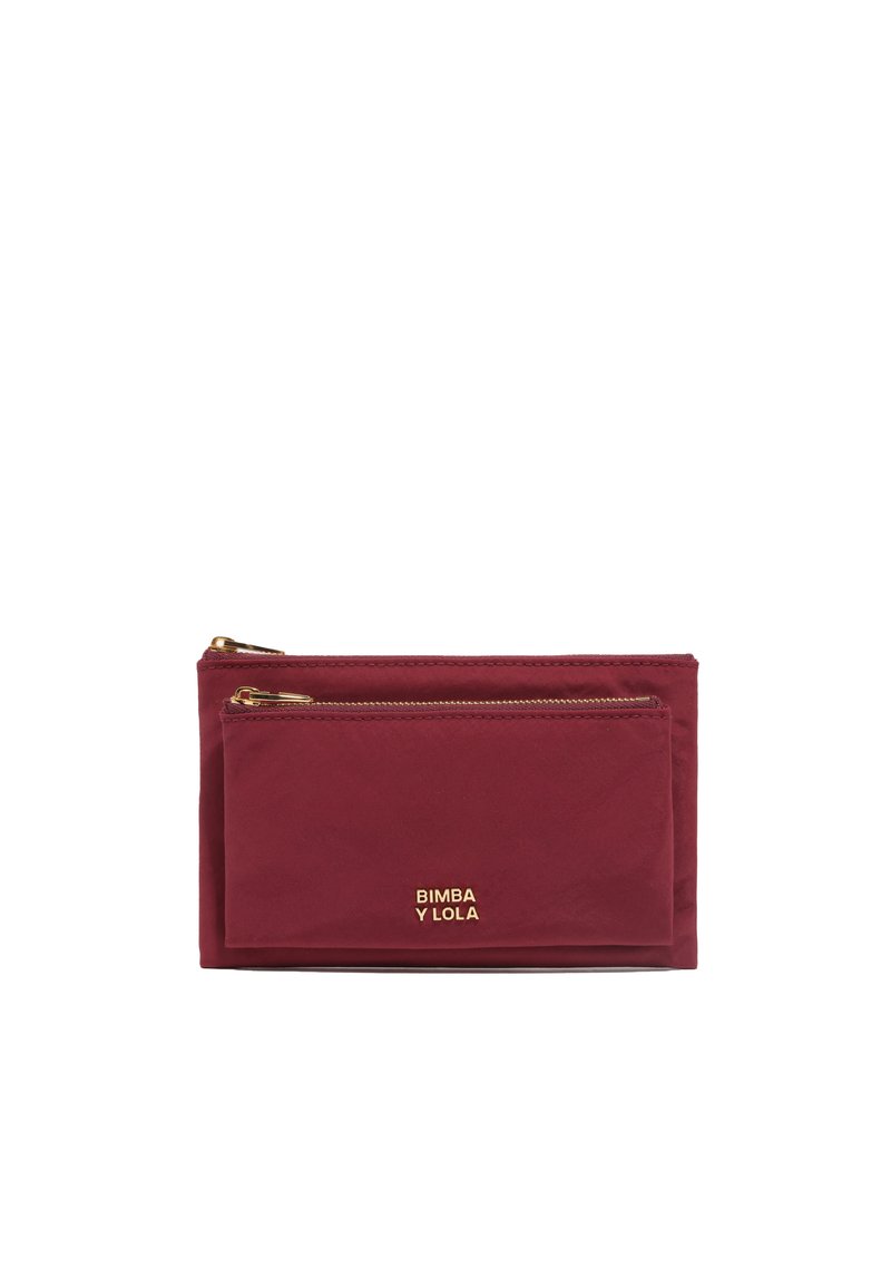 Funda de nailon burdeos con cremalleras en tono dorado, que presenta un bolsillo plano en la parte frontal y el logotipo de la marca en relieve en el frente. Textura suave.