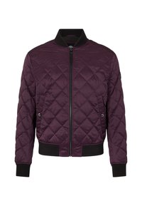 Gequilted bomberjack in dieppaars, voorzien van een ritssluiting aan de voorkant, zwarte ribbelkraag en -manchetten, en zijzakken met drukknoopsluitingen.