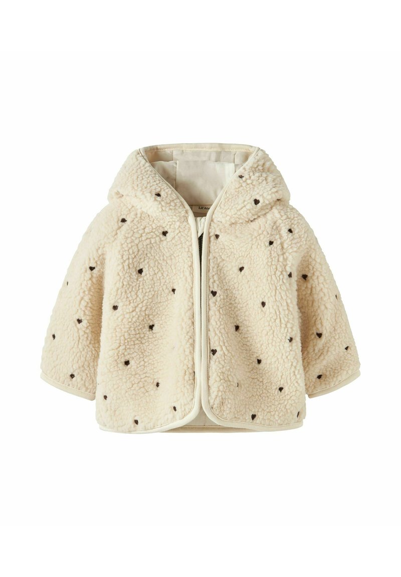 Veste en polaire crème avec capuche, ornée de petits motifs en forme de cœur marron, fermeture éclair avant et texture douce. Manches courtes et ourlet arrondi.