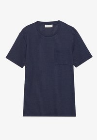 Tricou bleu marin cu mânecă scurtă, dintr-un material texturat, guler rotund și un buzunar pe piept. Design simplu cu detalii minime.