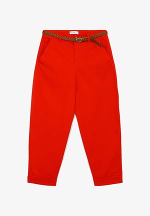 Rote Baumwollhosen mit einem geflochtenen braunen Gürtel, mit seitlichen Taschen und aufgeschlagenen Säumen. Glatte Textur und taillierte Passform.