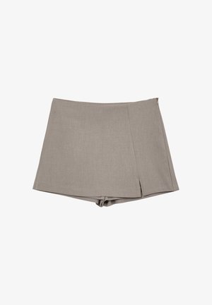 Graue Shorts aus strukturiertem Stoff, mit flacher Vorderseite, seitlichem Reißverschluss und asymmetrischem Saum mit einem leichten Schlitz.