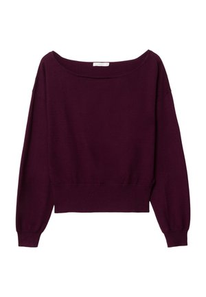 Épaule et haut de la poitrine d'une femme visibles, portant un haut violet foncé décolleté aux épaules avec des cheveux foncés lâches qui tombent.