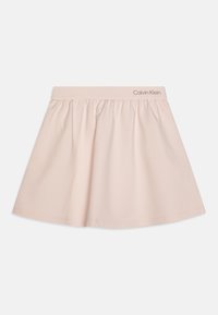 Ljusrosa utsvängd kjol med rynkat liv och elastisk midja. Har "Calvin Klein" logotyp i en diskret, ljus tryck på banden.