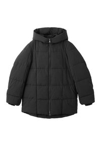 Chaqueta acolchada negra con un alto cuello, cremallera frontal y mangas anchas. Presenta un diseño acolchado con una textura suave.