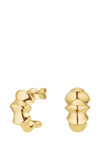 Gouden hoepeloorbellen met een sculpturale, organische vorm. Gladde oppervlakte met een gepolijste afwerking en gevarieerde contouren voor visuele interesse.