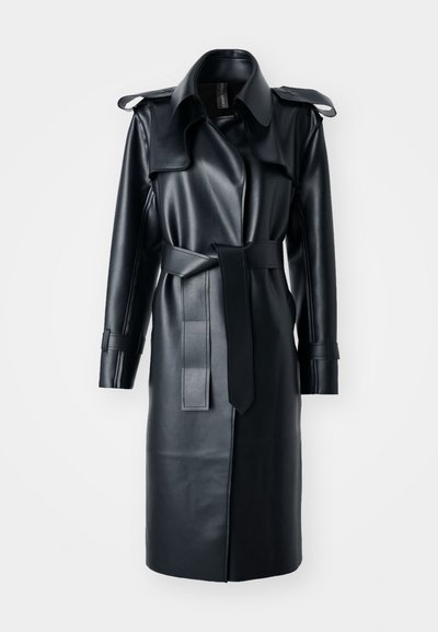 Mustat nahkatakkimatto, jossa on vyövyö ja leveä kaulus sekä olkatoppaukset. Ominaisuuksia ovat tyylikäs, sileä pinta ja vartalonmyötäinen istuvuus.