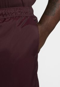 Nike Sportswear CLUB FLOW - Shorts - burgundy crush white