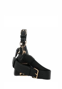 Borsa a spalla in pelle nera con hardware in tonalità oro, finitura texturizzata, cinturini regolabili e dettaglio del logo sul lato. Orientamento orizzontale.
