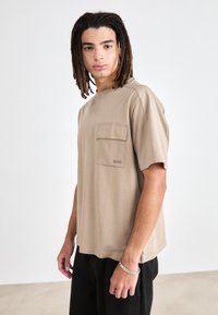 BOSS POCKET - Jednoduché tričko - open brown