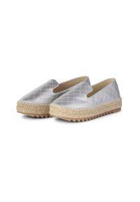 Scarpe slip-on argento trapuntate con suole in jute espadrille, caratterizzate da una texture intrecciata e un design a punta rotonda.