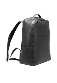 Sort læderrygsæk med en struktureret form, glat tekstur, topgreb og justerbare skulderremme. Har en lynlåslomme foran.