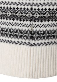 Strickpullover mit weißem Grund und schwarzen sowie grauen geometrischen Mustern, geripptem Saum und einem dezenten Markenetikett an der Seite.