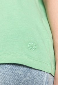 Cream NAIA - T-shirt básica - light grass green