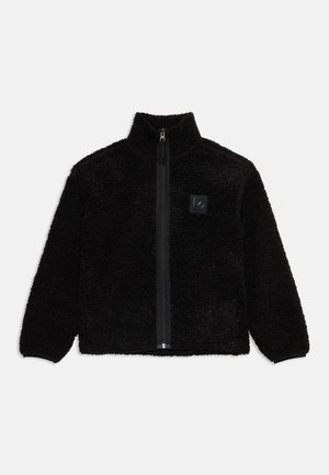 Čierna fleeceová bunda na zips s vysokým golierom a dlhými rukávmi, s malou štvorcovou nášivkou s logom na ľavej strane hrudníka.