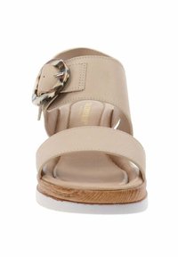 Sandalia beige con dos tiras anchas y una hebilla decorativa. Plantilla acolchada y un tacón de madera texturizada con una suela blanca.