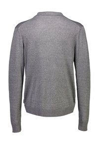 Grå langærmet sweater lavet af strikket stof med kravehals og ribkantede manchetter. Har en ensfarvet tekstur uden synlige mønstre.