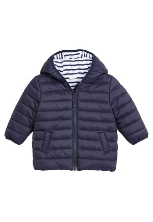 Veste rembourrée bleu marine pour tout-petit avec capuche, fermeture éclair avant, deux poches et doublure rayée blanche et bleue marine à l'intérieur de la capuche.