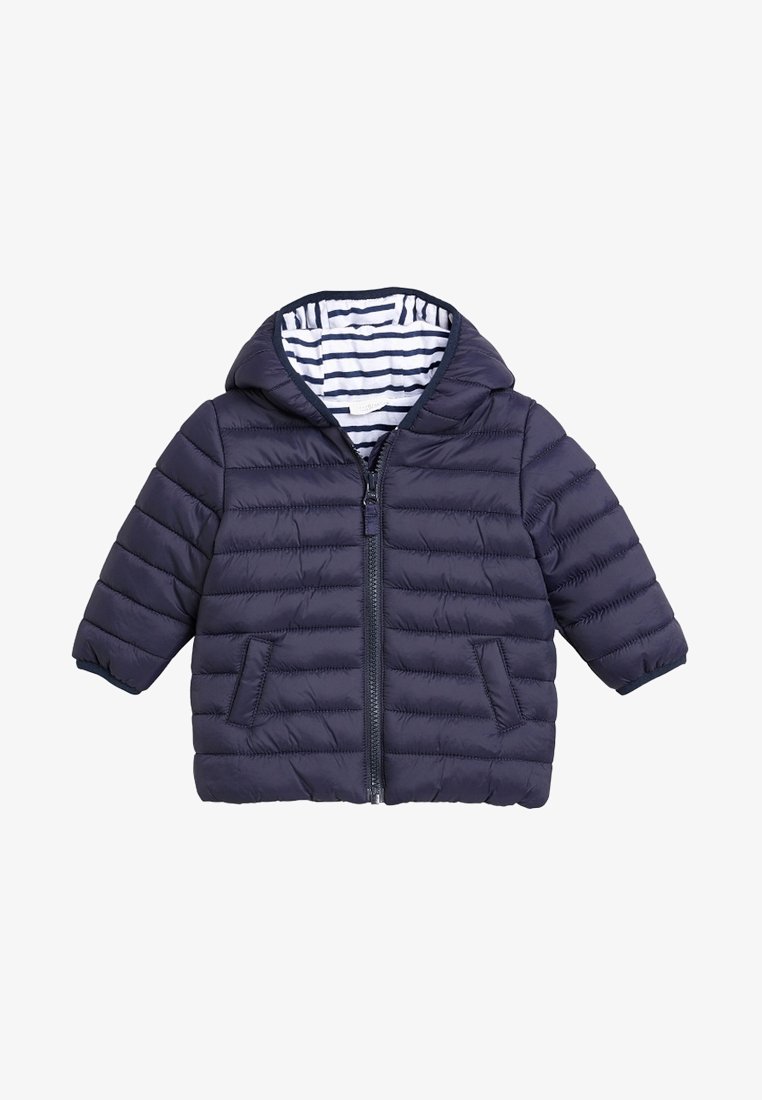 Veste rembourrée bleu marine pour tout-petit avec capuche, fermeture éclair avant, deux poches et doublure rayée blanche et bleue marine à l'intérieur de la capuche.