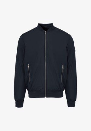 Chaqueta bomber azul marino con cremallera frontal, bolsillos laterales con cremallera, cuello, puños y cinturilla acanalados.
