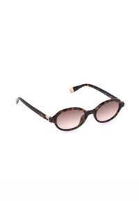 Lunettes de soleil ovales en écaille avec verres dégradés marron et branches fines sur fond blanc.