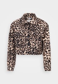Kuttet jakke laget av myk stoff med leopardmønster i beige og svart. Har en krage og to frontlommer.