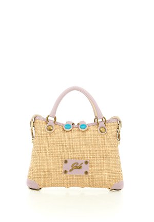 Borsa a mano beige intrecciata con manici in pelle rosa chiaro e dettagli, decorata con bottoni turchesi e una targhetta logo dorata con la scritta "Gabs" sul davanti.