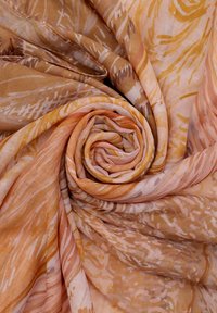 Sciarpa leggera in tessuto tessuto nei toni pesca e marrone, con un motivo floreale ondulato, dalla texture liscia e una caduta delicata.
