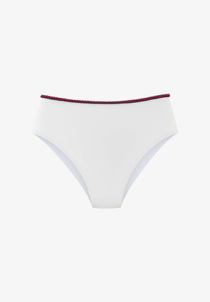 Aukštos liemenėlės balti maudymosi šortai su glotnia tekstūra, su kontrastinga raudona ir tamsiai mėlyna pintine juosta.