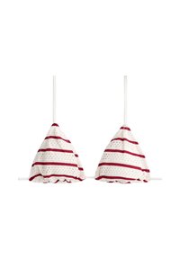 Haut de bikini en crochet blanc avec des rayures rouges horizontales et des fines attaches blanches aux épaules et dans le dos, présenté sur fond blanc.