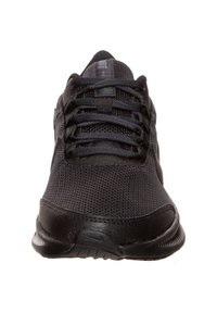 Chaussures de sport noires avec une tige en mesh, une languette rembourrée et des lacets plats. Elles disposent d'une semelle amortissante en caoutchouc texturé pour une meilleure adhérence.